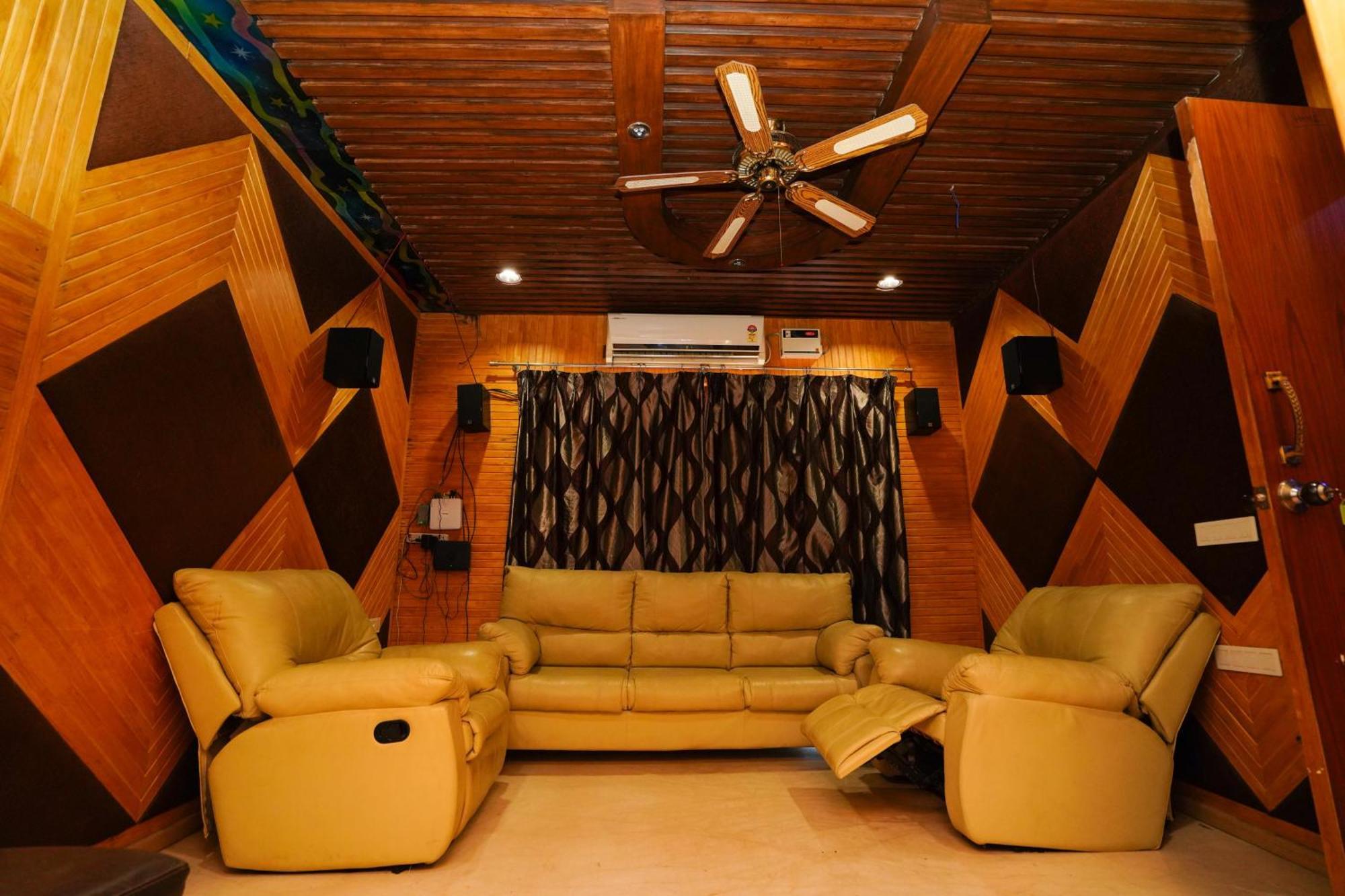 Golden Villa - Duplex House With Private Theater - Near To Alipiri And Bhudevi Ttd Ticket Counter And Kapilateertham 蒂鲁帕蒂 外观 照片